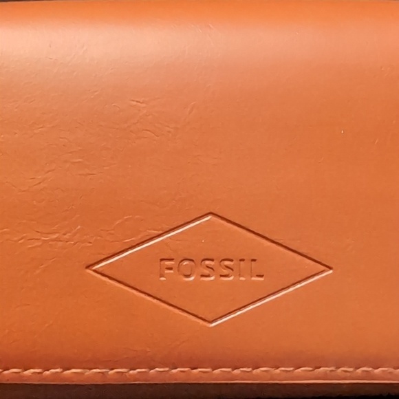 Fossil Brown Leather Magnetic Fold Over Eyeglasses Case. - Picture 3 of 8